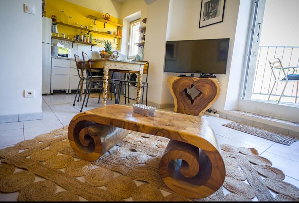 Le Brianyourhosthelper Apartment Minerve Bagian luar foto